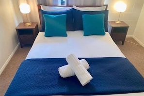 4 slaapkamers, een bureau, een strijkplank/strijkijzer, beddengoed