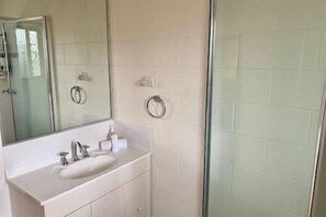 Séchoir à cheveux, serviettes fournies