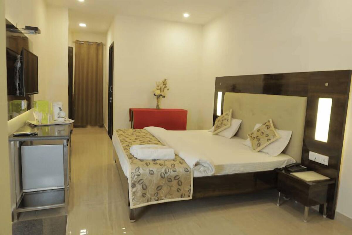 Premium Suite | Desk, laptop workspace, WiFi (free), bed sheets