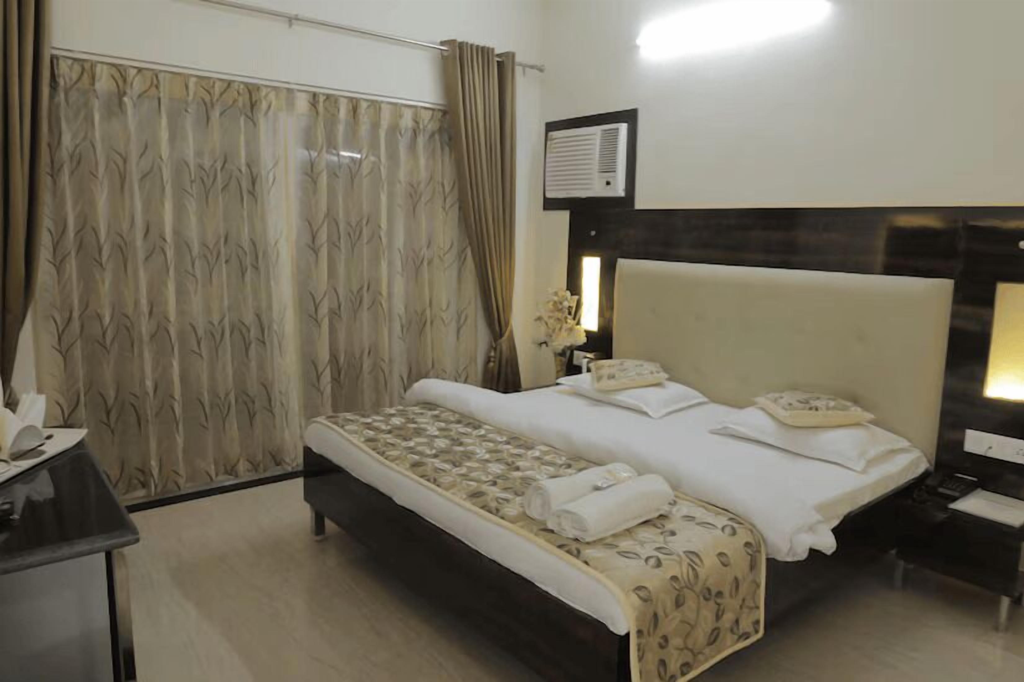 Premium Suite | Desk, laptop workspace, free WiFi, bed sheets