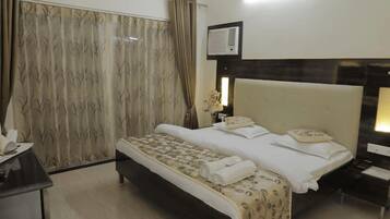 Premium Suite | Desk, laptop workspace, free WiFi, bed sheets