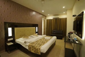 Premium suite | Een bureau, een laptopwerkplek, gratis wifi, beddengoed