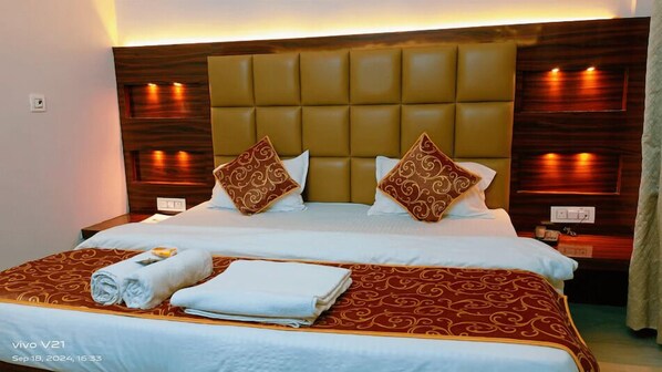 Superior Double Room | Desk, laptop workspace, free WiFi, bed sheets - Temptation Ultimate (Prayagraj)