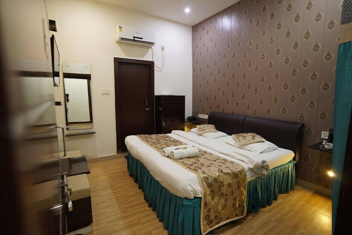 Deluxe Double Room | Desk, laptop workspace, WiFi (free), bed sheets
