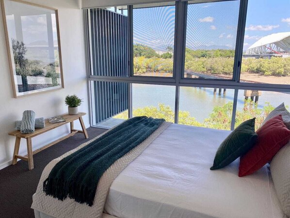 2 bedrooms, travel crib, WiFi - Nature Meets City on Mint (Townsville)