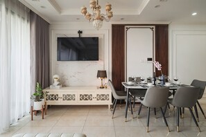 Apartment, 3 Bedrooms, Balcony, Lake View | In-room dining