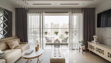 Departamento, 3 habitaciones, balcón, vista al lago | Área de sala de estar | Televisión de 55 pulgadas con canales vía satélite