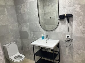 Dutxa, assecador de cabells, bidet i tovalloles