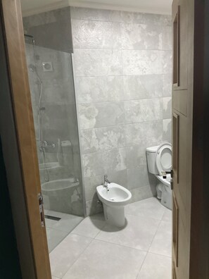 Dusj, hårføner, bidé og håndklær