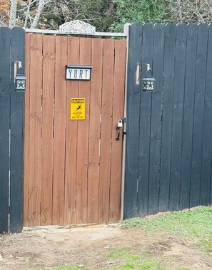 Exterior detail - Cozy Yurt in perfect Austin with AC, Free Wifi, free Parking & jacuzzi use (Austin)