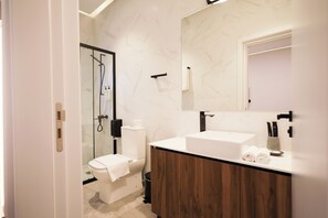 Executive Suite, City View | Bilik Mandi | Pancuran mandi, pengering rambut, selipar, tuala disediakan