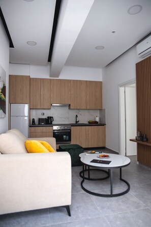 Executive Suite | Private kitchen | Full-size fridge, oven, stovetop, cookware/dishes/utensils