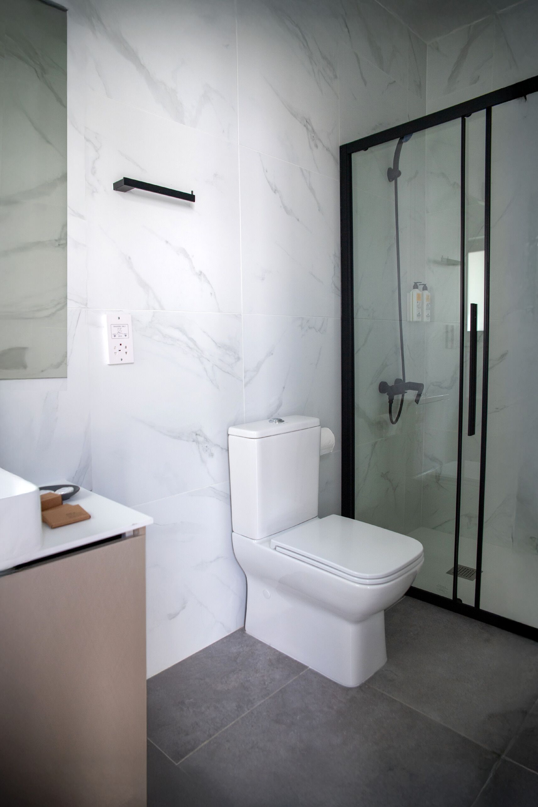 Executive suite | Badkamer | Een douche, een haardroger, pantoffels, handdoeken