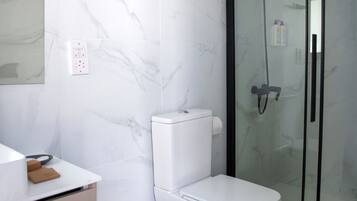 Suite Executive | Bagno | Doccia, asciugacapelli, pantofole, asciugamani