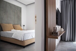 Executive Suite | 1 bedroom, in-room safe, blackout drapes, soundproofing