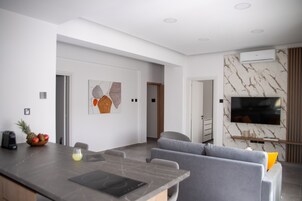 Superior Suite, 1 Bedroom, City View | In-room dining