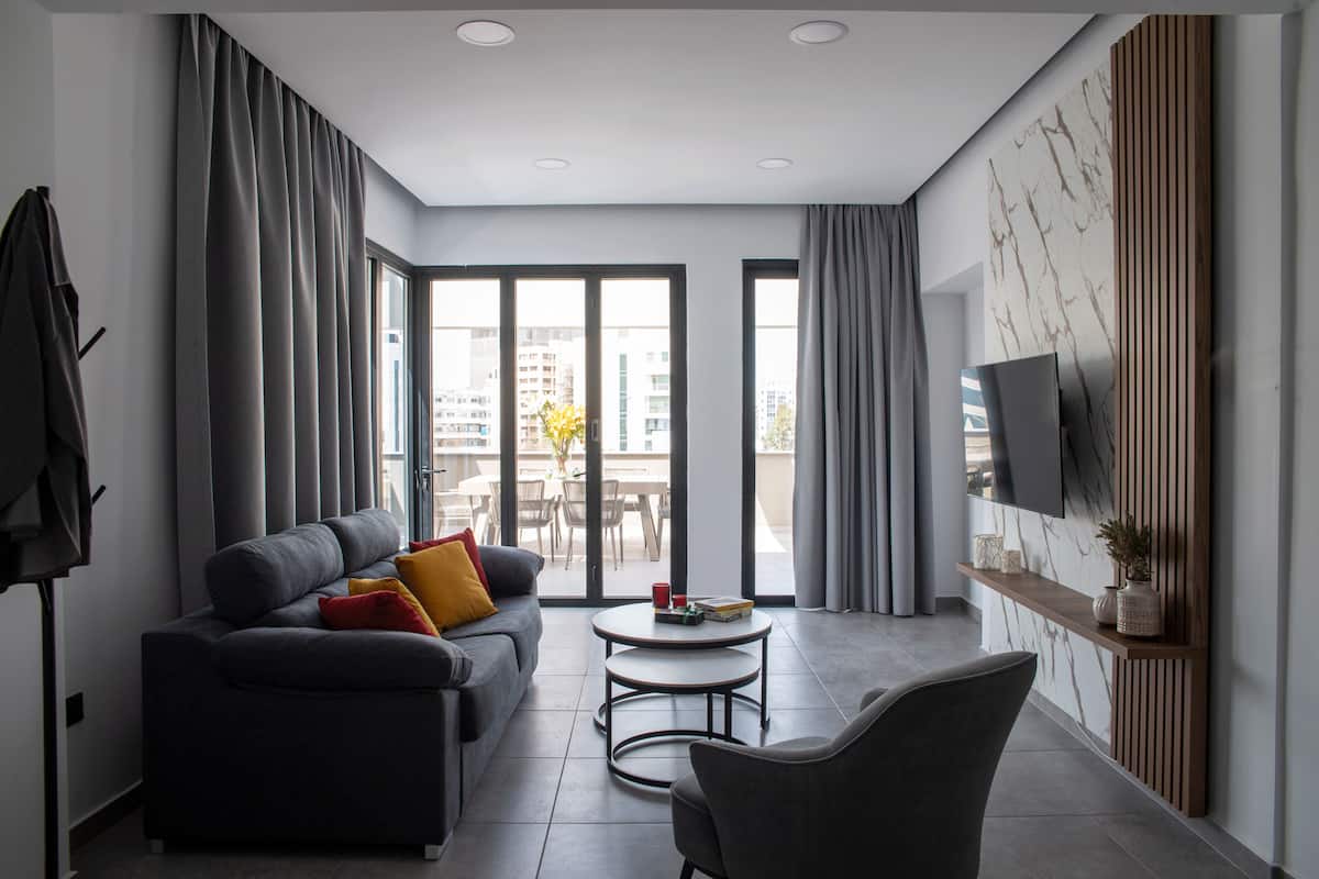 Executive Suite, City View | Living area