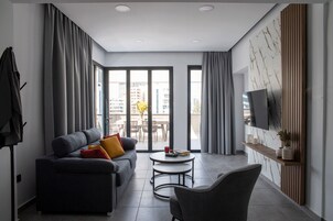 Executive Suite, City View | Living area