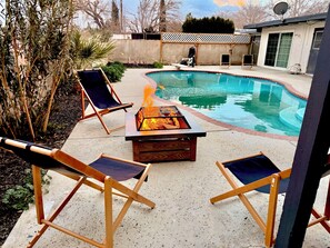 Indoor pool, outdoor pool - Charming 4-bedroom house with WiFi and AC in fabulous Lancaster (Lancaster)