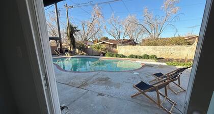 Charming 4-bedroom house with WiFi and AC in fabulous Lancaster