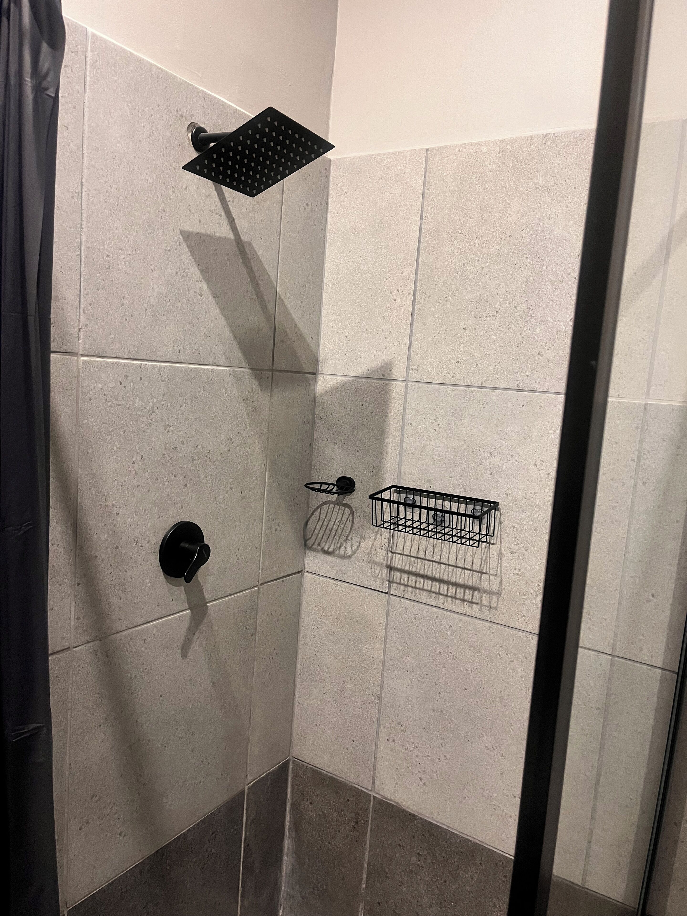 Douche, serviettes fournies, savon, papier toilette