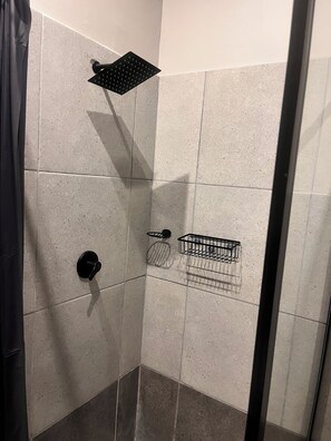 Shower, towels, soap, toilet paper - Charming Morden stylish 2-bedroom apartment with WiFi in lovely Langebaan (Langebaan)