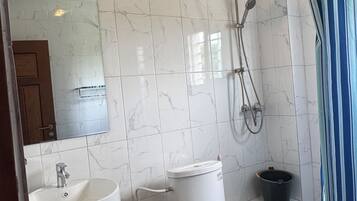 Comfort Apartment, Mountain View | Bathroom | Shower, free toiletries, slippers, towels