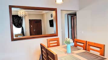Deluxe Apartment, Mountain View | Private kitchen | Fridge, microwave, cookware/dishes/utensils