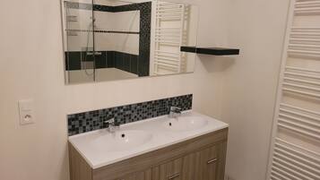 Hiustenkuivaaja, pyyhkeet, saippua, vessapaperi