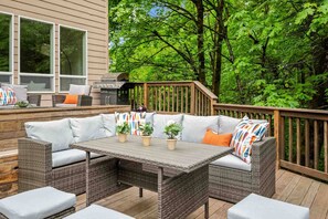 Outdoor dining - Magnificent Bull Mountain Retreat on Greenspace, Pet Friendly, Huge Deck, Game Room, in Cul-de-Sac (Tigard)