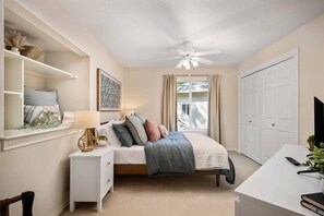 4 bedrooms, iron/ironing board, free WiFi, bed sheets - Magnificent Bull Mountain Retreat on Greenspace, Pet Friendly, Huge Deck, Game Room, in Cul-de-Sac (Tigard)