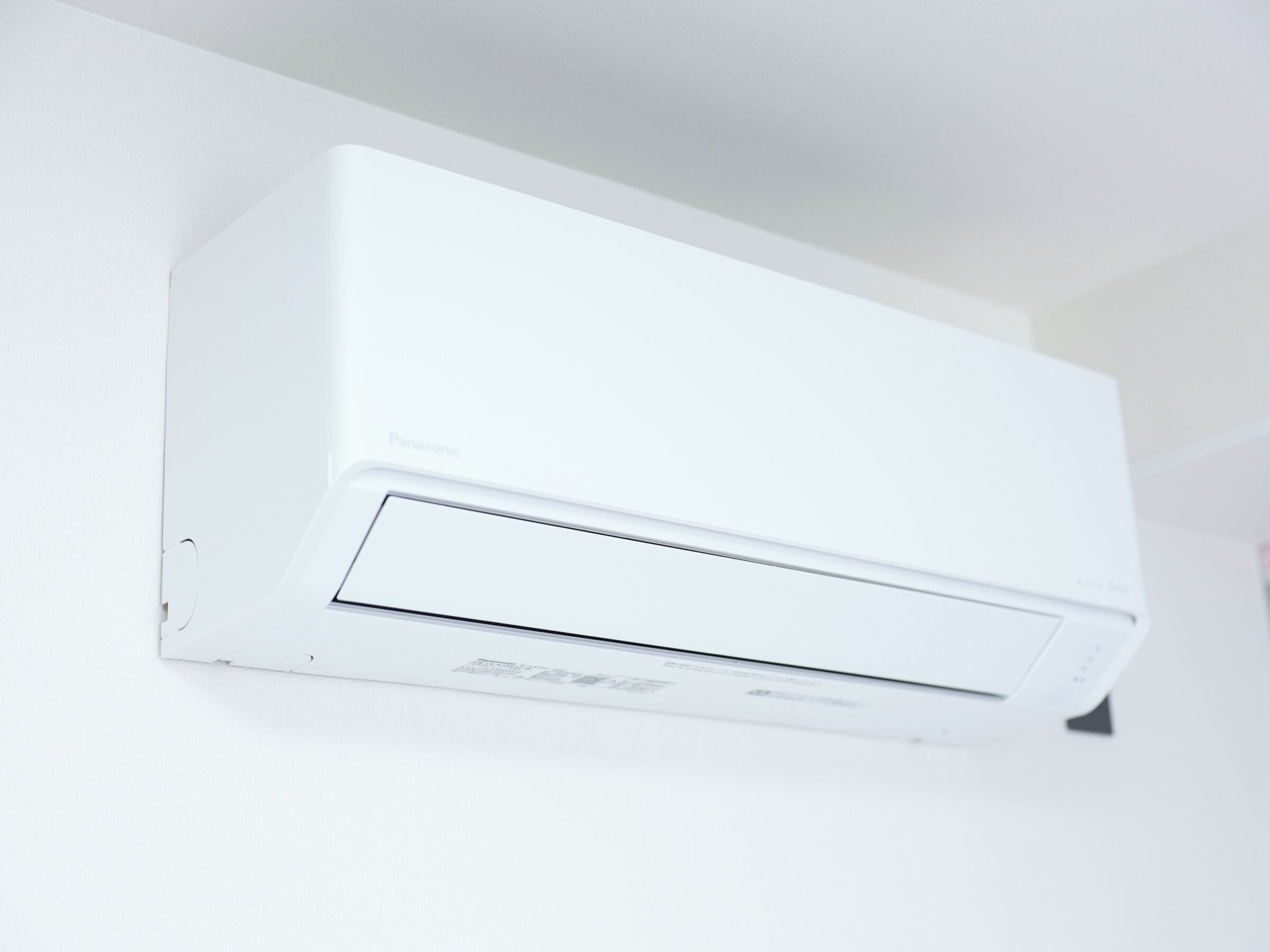 Eine weiße Klimaanlage an der Wand befestigt.