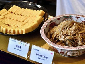 Petit déjeuner préparé sur commande (1300 JPY par personne)