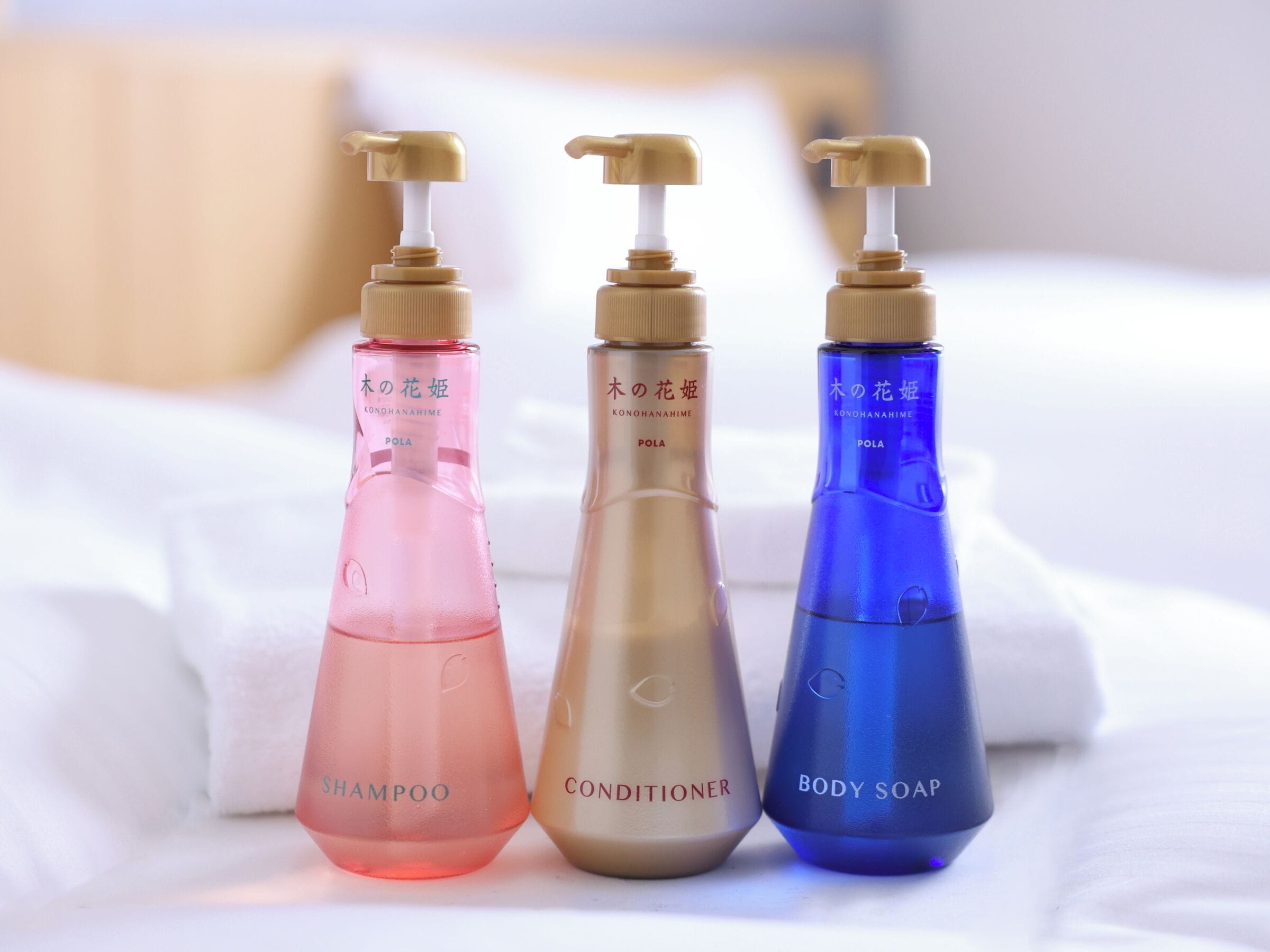 Tres botellas de líquido sobre una cama.