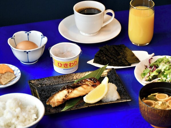 Petit déjeuner préparé sur commande (1300 JPY par personne)