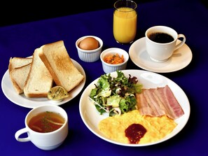 Petit déjeuner préparé sur commande (1300 JPY par personne)