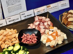 Petit déjeuner préparé sur commande (1300 JPY par personne)