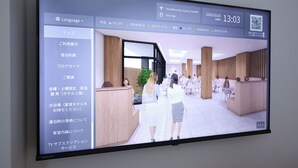 Uma área de recepção de hotel com design moderno, incluindo balcões de madeira e um espaço amplo.