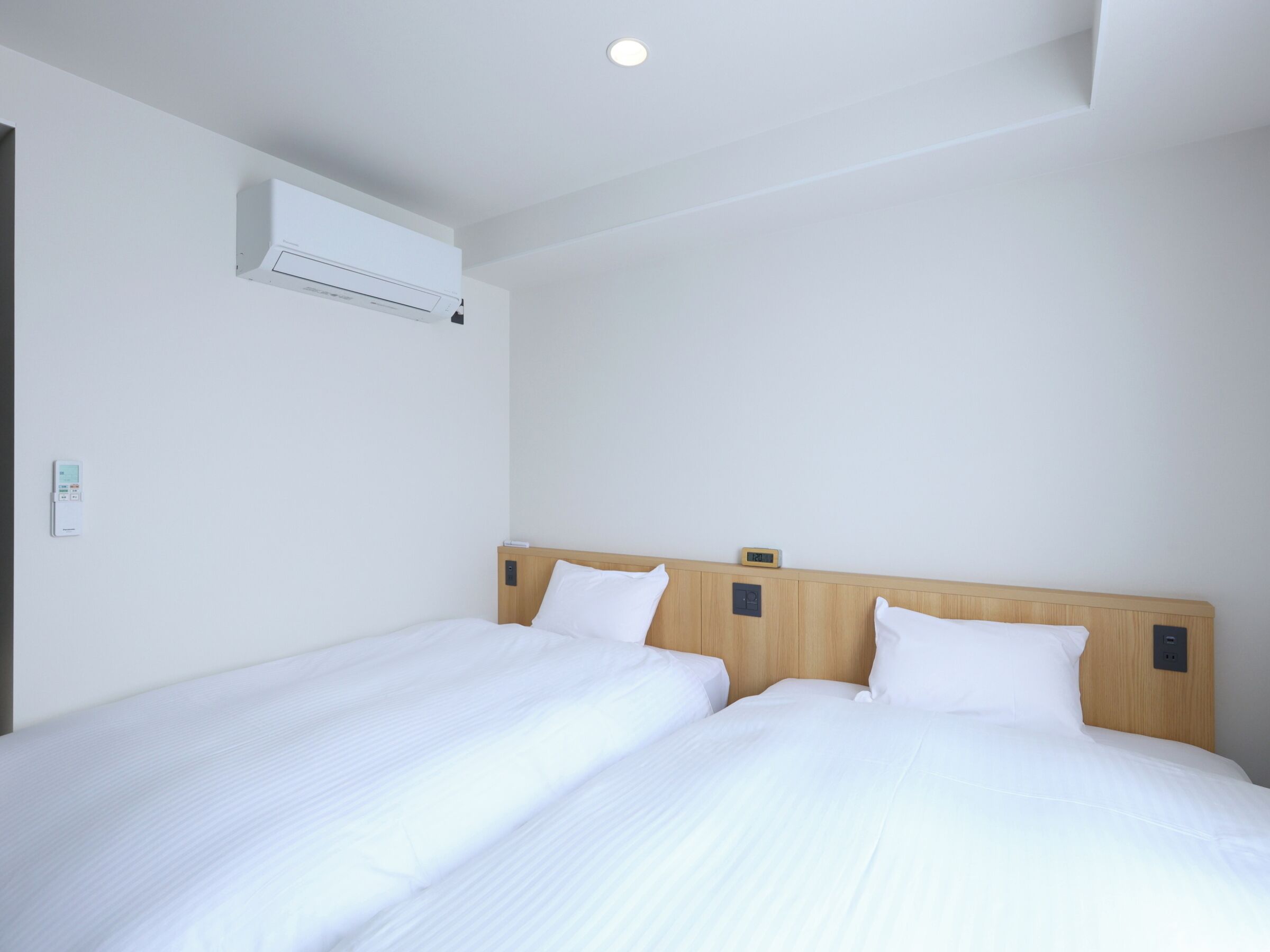 Chambre avec lits jumeaux, plusieurs lits, non-fumeurs, salle de bains privée | Couette en duvet d'oie, bureau