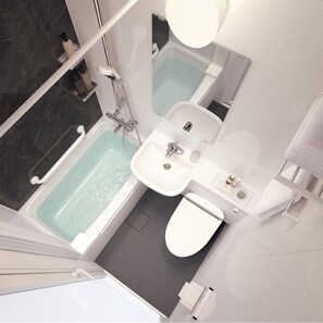 Standard Twin Room, Non Smoking | Bathroom | Shower, free toiletries, hair dryer, towels