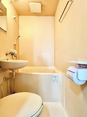 Hair dryer, towels, soap, toilet paper - [ 303 ] Twin Japanese-style room with kitchen, bathroom and washing machine, 2 min. from the nearest station, along the airport line. (大阪市)