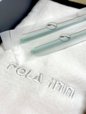 Secadora de cabello, toallas, jabón, papel de baño 