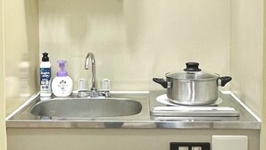 A compact kitchenette with a sink, a stove, and a built-in refrigerator. - [ 303 ] Twin Japanese-style room with kitchen, bathroom and washing machine, 2 min. from the nearest station, along the airport line. (大阪市)