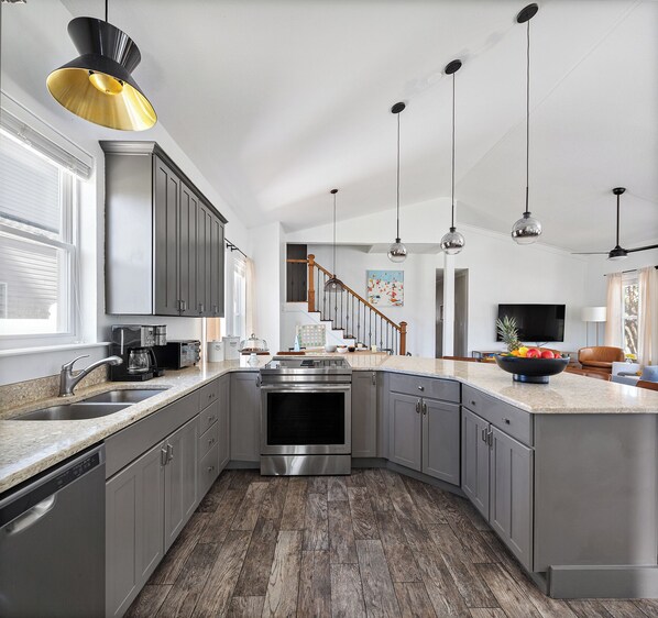 Een koelkast, een magnetron, een oven, een kookplaat