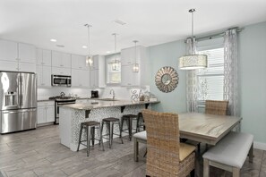 ثلاجة، ميكروويف، فرن، موقد طهي مسطح