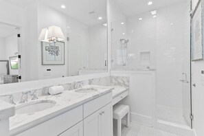 Douche, sèche-cheveux, serviettes fournies