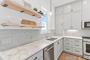 冷蔵庫、電子レンジ、オーブン、コンロ