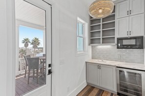 Fridge, microwave, oven, stovetop - Grayt Digs by AvantStay | Next to Beach, Oceanview (Santa Rosa Beach)