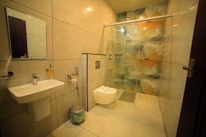 Douche, articles de toilette gratuits, sèche-cheveux, chaussons