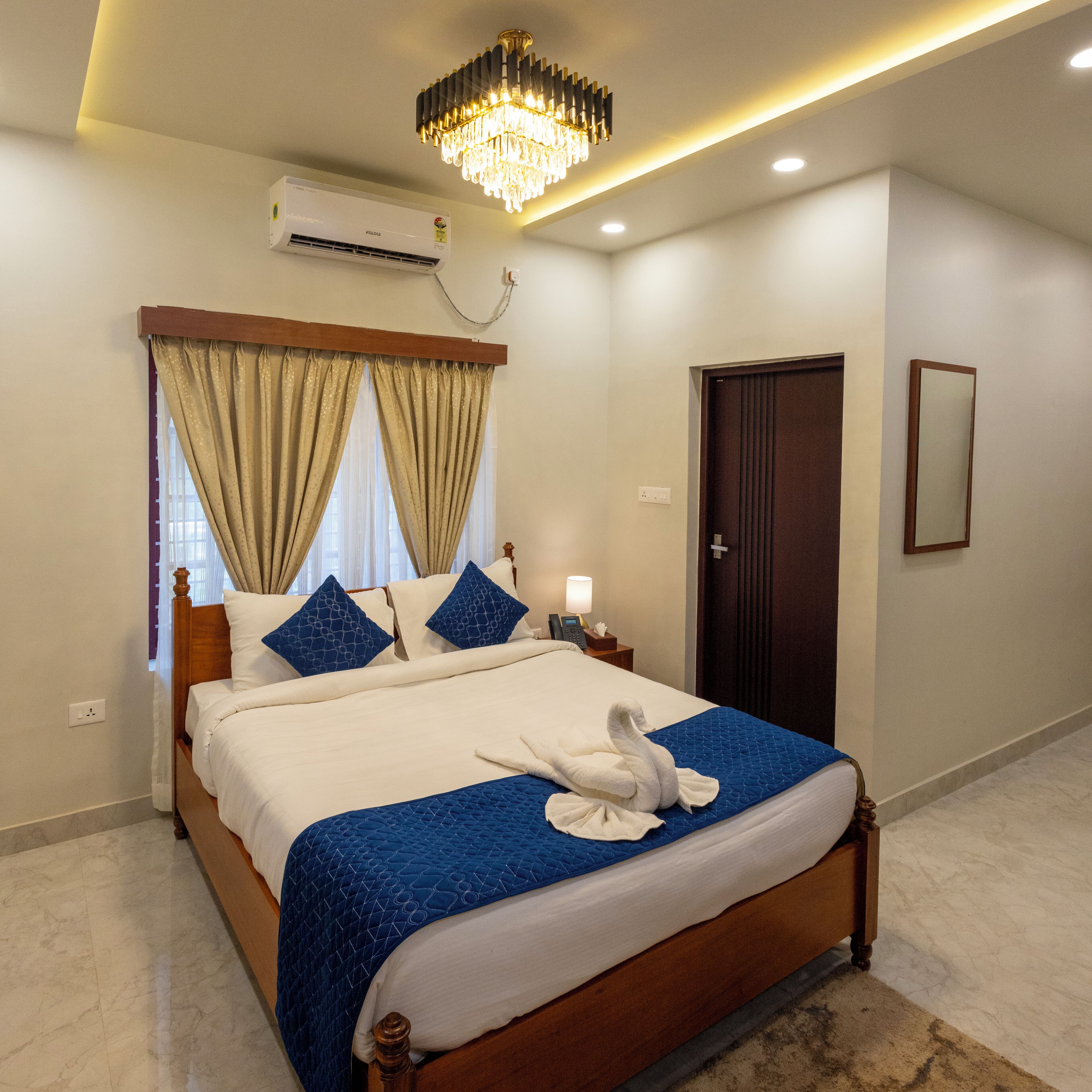 Family Room | Blackout drapes, soundproofing, iron/ironing board, free WiFi